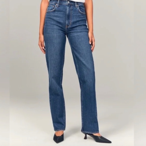 Abercrombie & Fitch The 90s Straight Ultra High Rise size 28/6 Short Jean - Picture 1 of 10